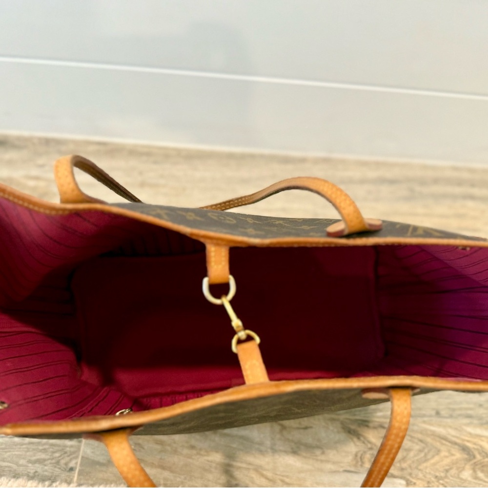 Louis Vuitton Neverfull MM in Monogram - Picture 7 of 9